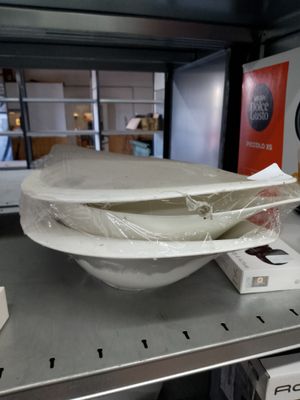 un bol blanc posé sur une étagère en métal