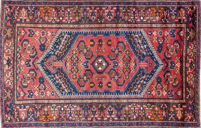un tapis rouge et bleu au motif ouvragé