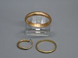deux bagues en or et une bague en or sur un fond blanc