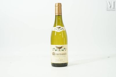 une bouteille de vin posée sur une table