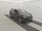 la voiture grise est garée dans le garage sur le sol en damier