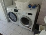 un lave-linge et un sèche-linge dans une petite pièce