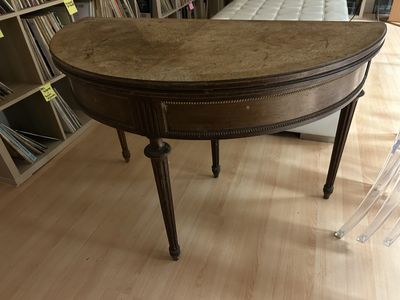 Table à jeu demi-lune en noyer, posant sur quatre pieds styl…