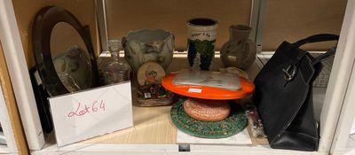 une vitrine remplie d'objets