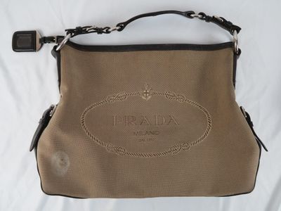 sac à main Prada marron avec finitions en cuir noir et bandoulière en chaîne