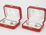 paire de coffrets à bijoux en cuir rouge, avec des fermoirs dorés et une chaîne