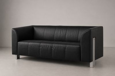 Le canapé en cuir noir se trouve dans un coin de la pièce.