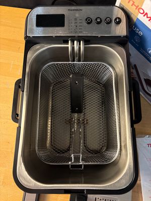 une grande friteuse posée sur une table