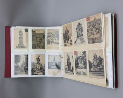 un livre avec des images de personnes et de bâtiments