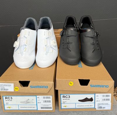 trois paires de chaussures posées sur une boîte