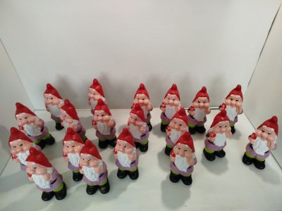 plein de gnomes assis sur une étagère