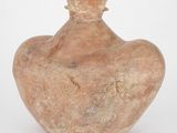 un vieux vase avec une anse en forme de cœur sur fond blanc