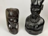 trois busturines africaines, dont l'une représente un visage de femme et l'autre est