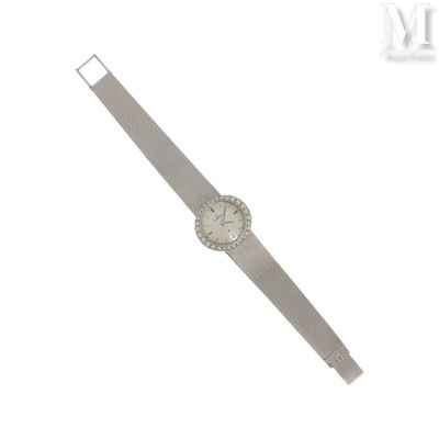 un gros plan d'une montre sur une surface blanche avec un fond blanc