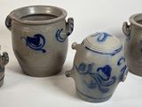 trois vases bleus et blancs sont posés sur une surface blanche