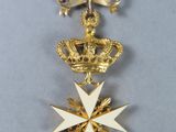 an image of a medal with a star and a crown