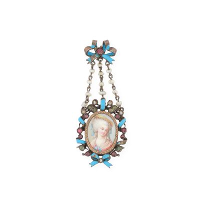 Gros plan sur un collier portant l'image d'une femme