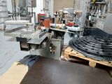 une image d'une machine qui travaille sur un morceau de bois