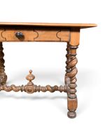 Table à écrire en noyer ouvrant par un tiroir en ceinture, l… (photo 3)