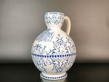 un vase bleu et blanc posé sur une table noire