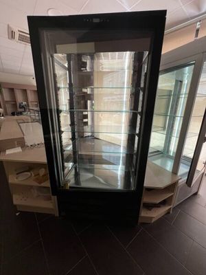une vitrine en verre au milieu d'une pièce