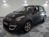 la photo d'une voiture noire garée dans un garage