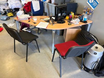 une photo d'un bureau encombré, où règne le désordre