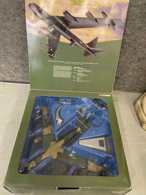une boîte ouverte posée sur une table, contenant une maquette d'avion