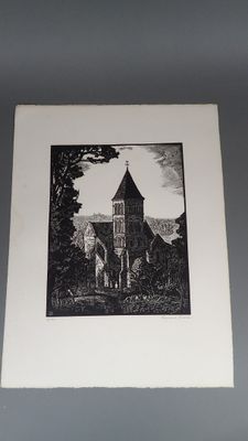 une photo en noir et blanc d'une église avec un clocher