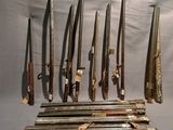 de nombreux types d'armes exposés sur le mur
