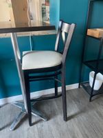 4 chaises hautes en bois gabelle et skaï écru