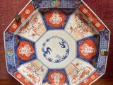 une assiette ornée d'un dragon, posée sur une table