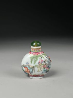 une fiole à tabac en verre blanc et vert, ornée d'oiseaux et de fleurs