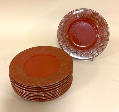 un grand nombre d'assiettes posées sur une table