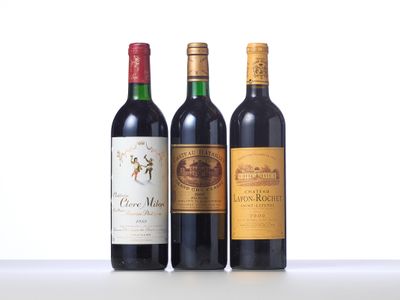 trois bouteilles de vin sont alignées sur une table