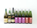 plusieurs bouteilles de vin sont alignées sur une surface blanche