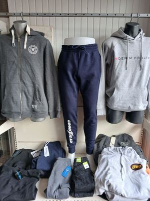 un présentoir de vêtements sur une étagère dans un magasin