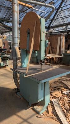 une machine placée au milieu d'une pièce