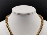 un collier à chaîne en or sur un mannequin mannequin mannequin mannequin mannequin mannequin mannequin mannequin mannequin mannequin