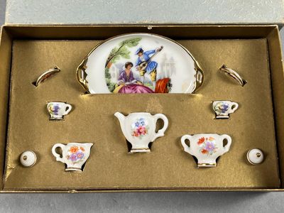 LIMOGES. Service cabaret miniature en porcelaine polychrome.