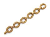 un bracelet en or au motif torsadé sur fond blanc