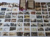 beaucoup de vieilles cartes postales sur la table