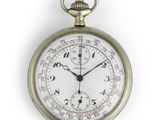 gros plan d'une montre de poche sur fond blanc
