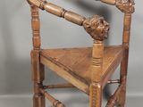 une chaise en bois avec une assise en bois et un accoudoir en bois