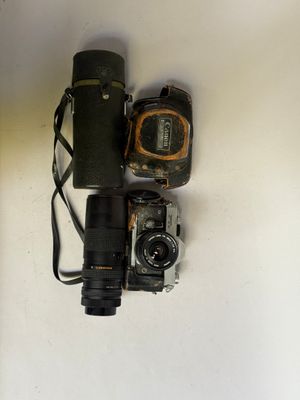 un appareil photo, un objectif d'appareil photo et un téléphone portable posés sur une table