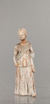 une petite statue représentant une femme debout sur une table
