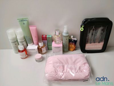 une photo du contenu d'une trousse de maquillage
