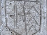 une image représentant un bloc de pierre sur lequel figure un blason