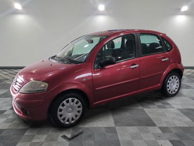 la photo d'une petite voiture rouge garée dans un garage