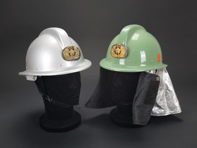 deux casques de chantier posés l'un à côté de l'autre